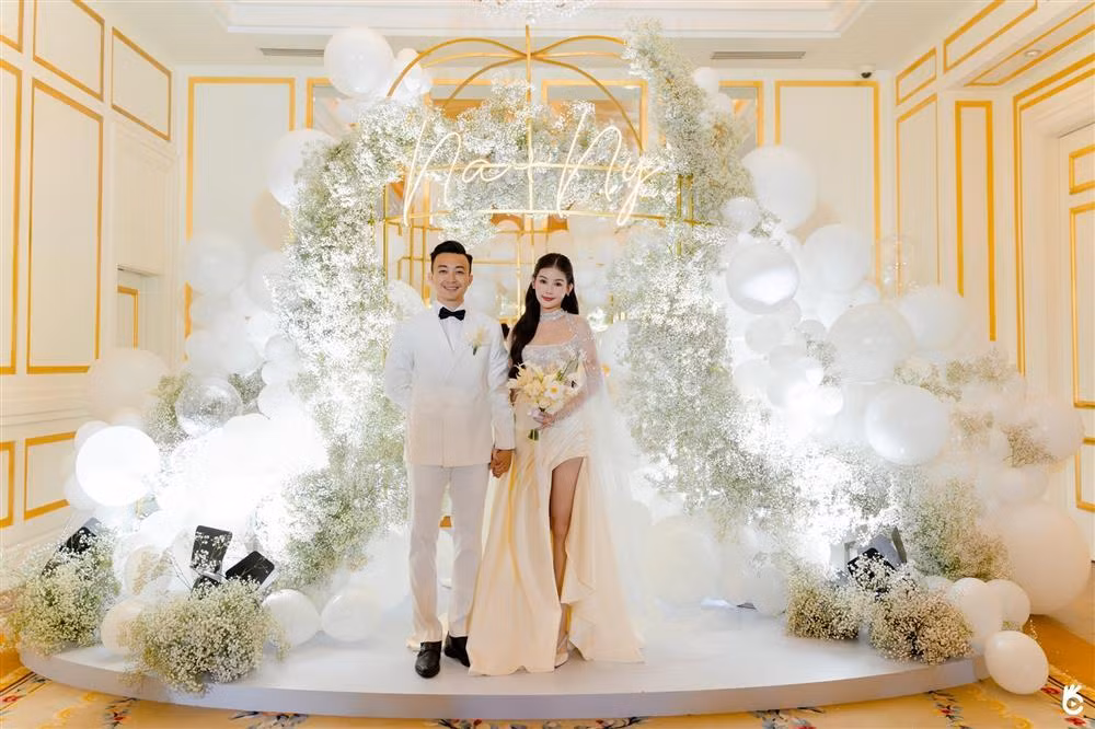 Tối 18/10, hoa hậu Lê Âu Ngân Anh và MC Phan Tô Ny tổ chức đám cưới thứ hai, tại một khách sạn hạng sang ở TP.HCM. Cô dâu - chú rể xuất hiện đẹp đôi với trang phục xuyệt tông trắng. Phan Tô Ny bảnh bao với vest, trong khi Ngân Anh gợi cảm chừng mực với bộ váy cúp ngực, xẻ đùi.