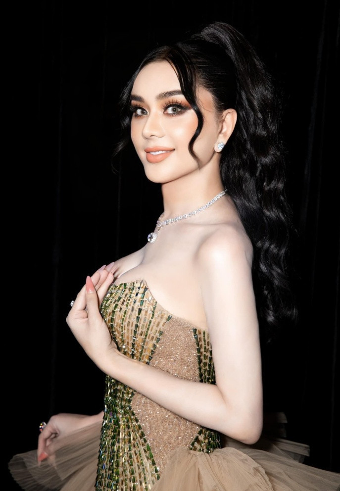 Sao Việt Lâm Khánh Chi khoe dáng gợi cảm trong bộ đầm tông nude tại một sự kiện.