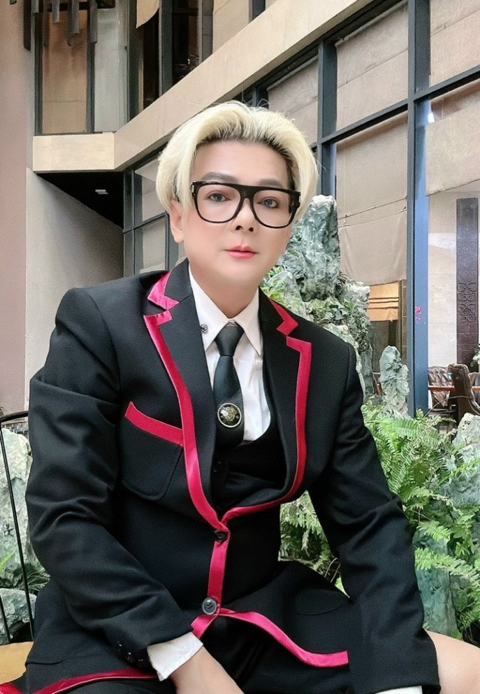 Vũ Hà ăn diện lịch lãm chuẩn bị mùa chạy show cuối năm.