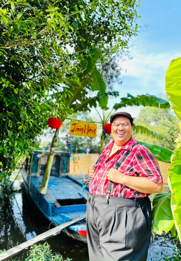 Danh hài Hoàng Mập hứng khởi trong ngày bấm máy phim mới.