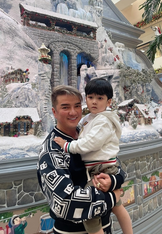 Đến Mỹ biểu diễn trong dịp cuối năm, Đàm Vĩnh Hưng tranh thủ đưa con trai Polo Huỳnh đi dạo chơi.