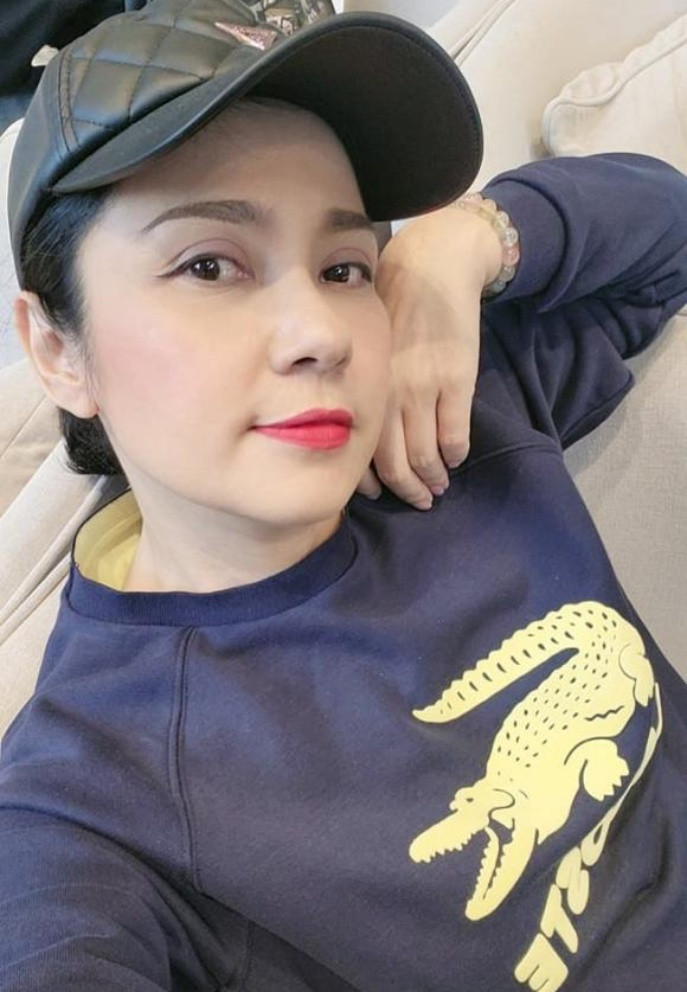 Việt Trinh đăng ảnh selfie kèm dòng trạng thái "thả thính": "Em say nắng hay say anh trong hình?".