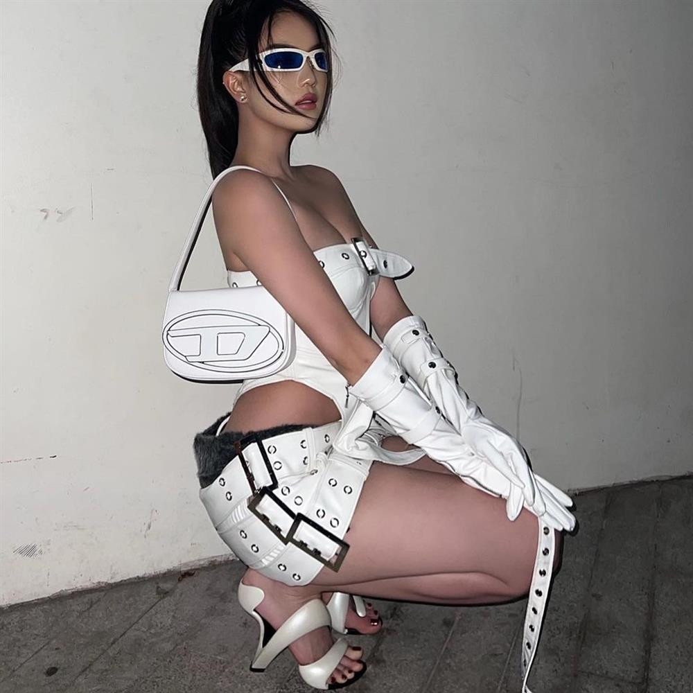 Nữ hoàng nội y" cũng chọn những dáng pose khoe trọn đường cong thay vì chỉ chụp nửa người như Linh Lương.