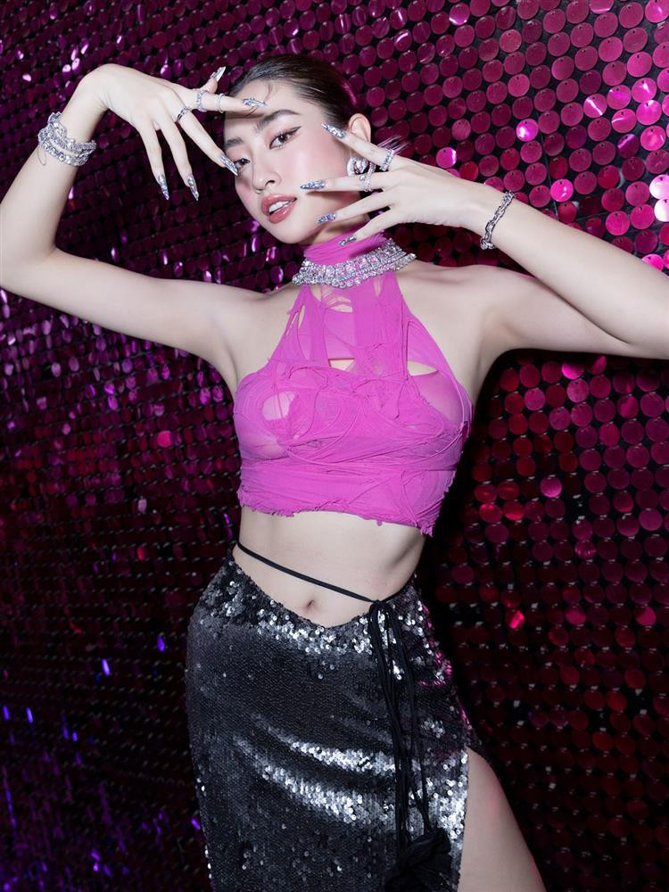 ương Thùy Linh thì lại khác. Miss World Vietnam 2019 chọn phiên bản croptop cùng chân váy sequin như một nàng tiên cá sexy.