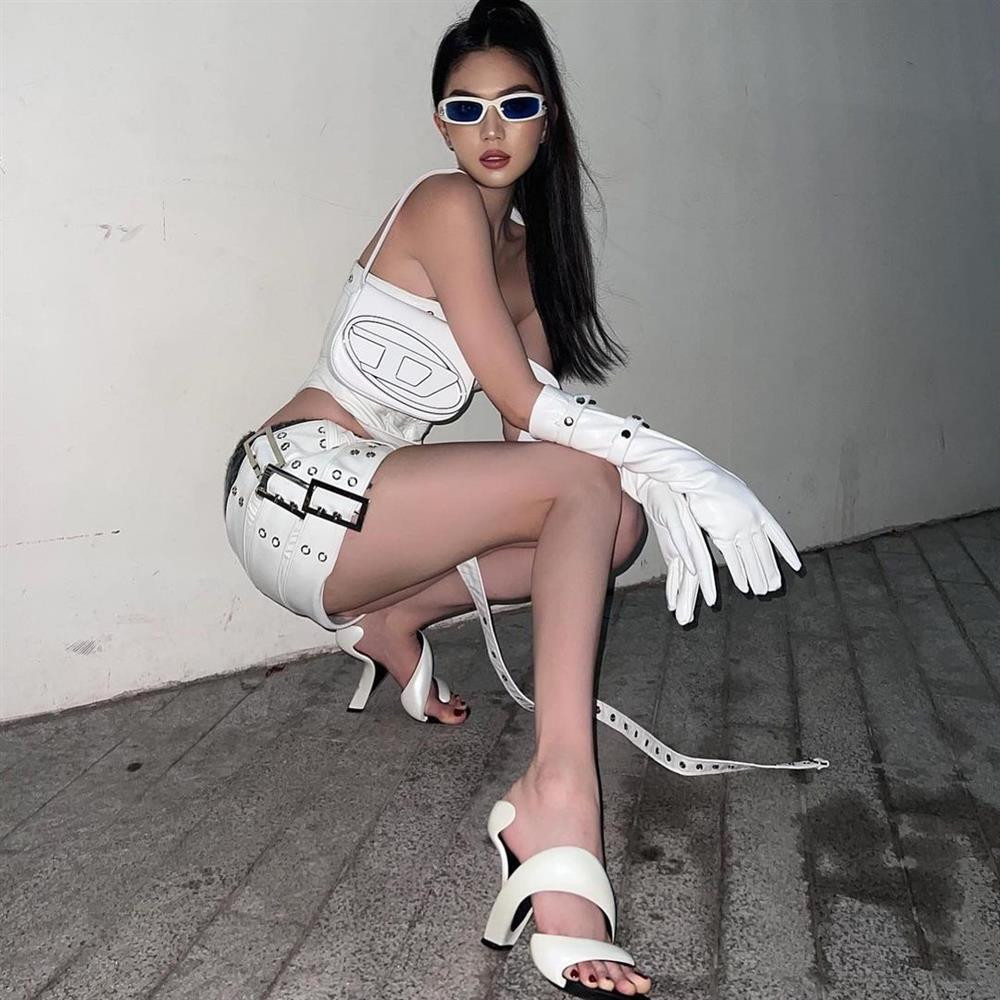 iểm khác biệt dễ nhận thấy là Ngọc Trinh chỉ buộc đuôi ngựa thay vì thắt bím, đeo thêm găng tay, túi xách Diesel và chọn một đôi sandal lạ mắt đến từ Julian Hakes.