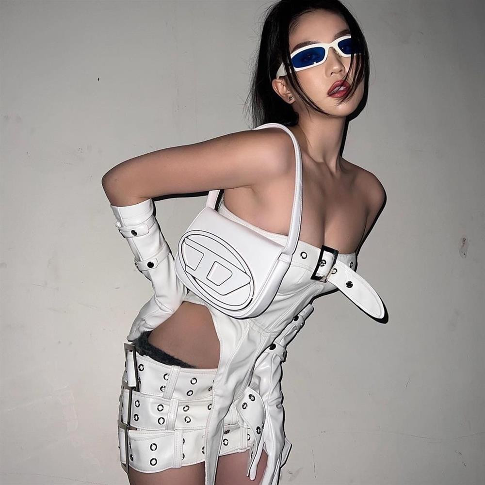 ối lên đồ cực "quậy" này giống hệt set đồ Ngọc Trinh mới khoe, thậm chí giống hệt cả kính mắt.