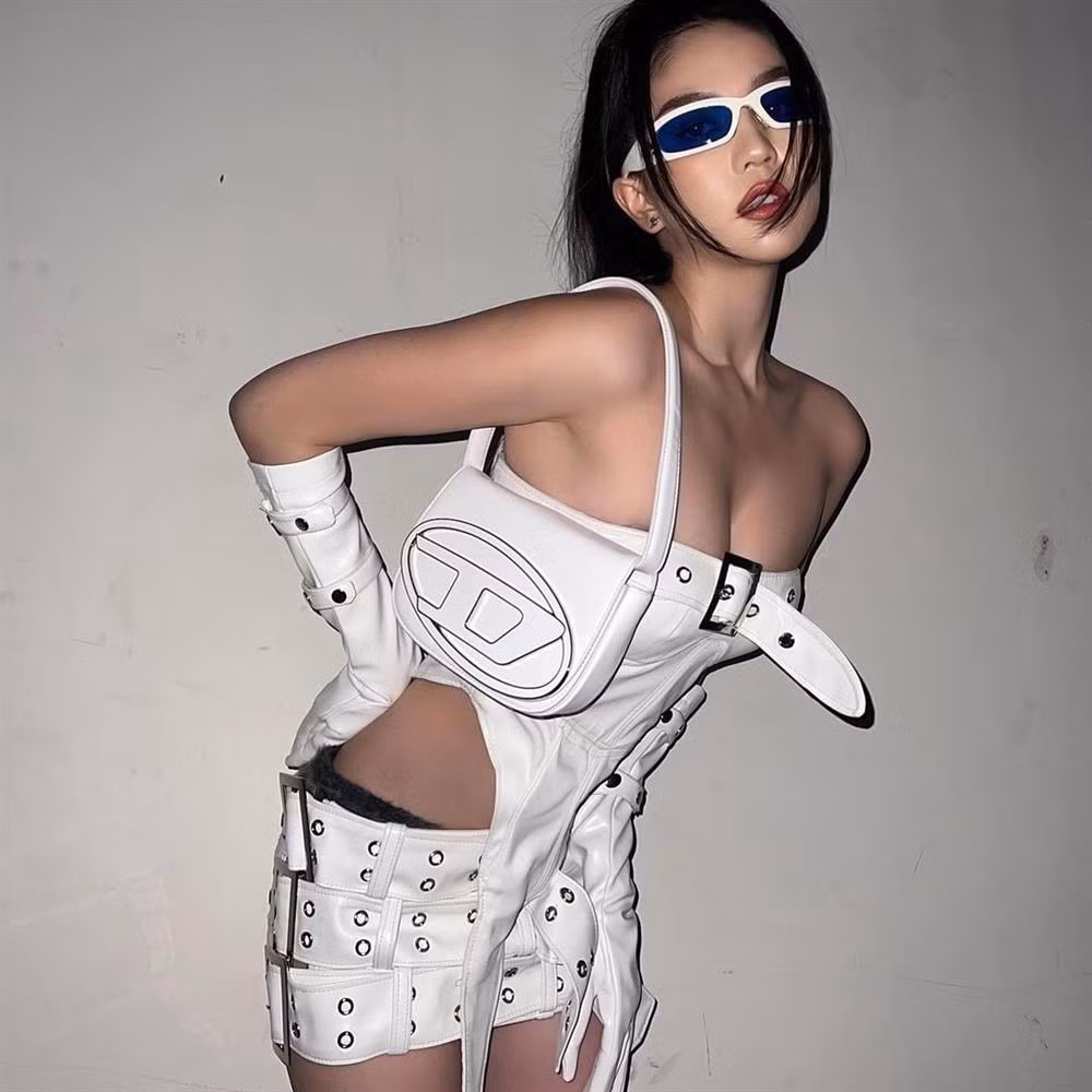 Lối lên đồ cực "quậy" này giống hệt set đồ Ngọc Trinh mới khoe, thậm chí giống hệt cả kính mắt.