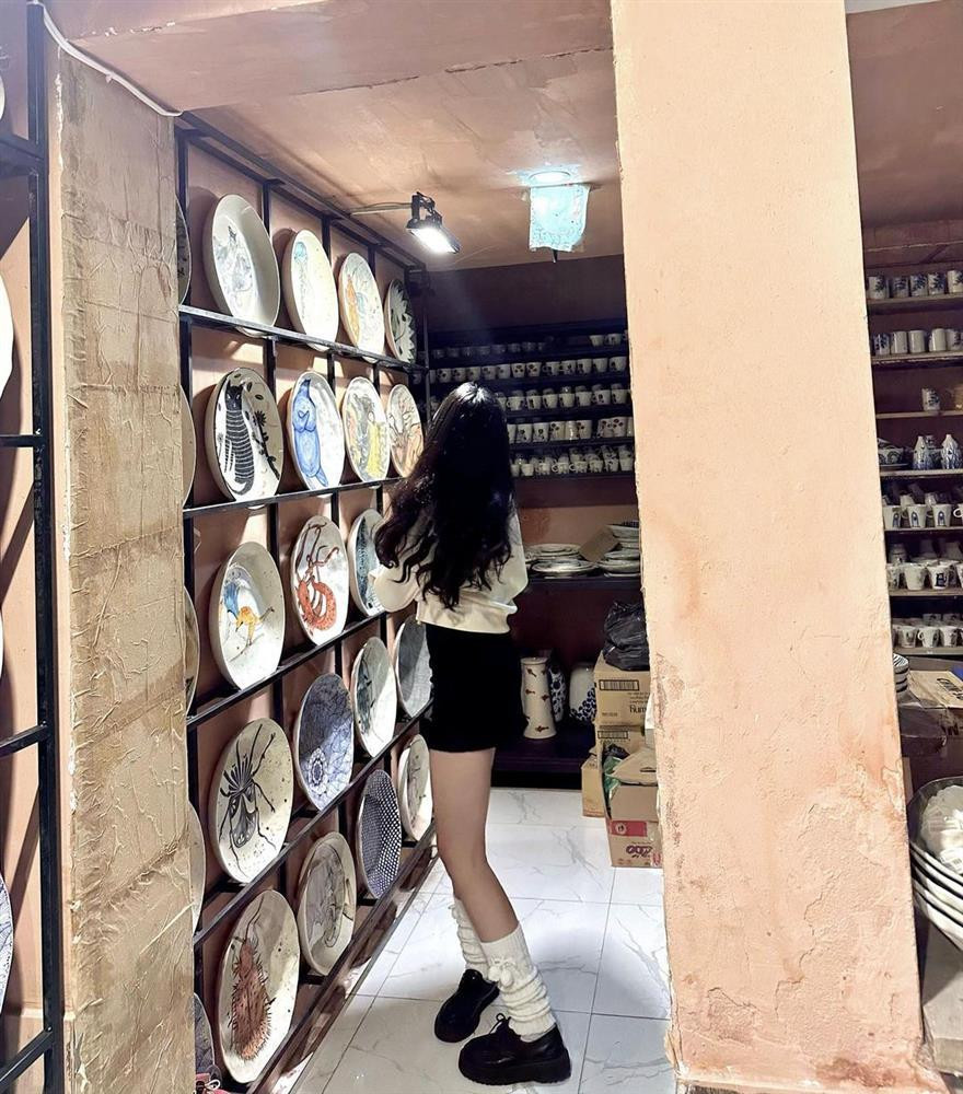 ô bé sinh năm 2008 cũng có đôi chân dài thẳng tắp và chiều cao gần 1m7. Chỉ vài năm nữa chắc chắn, Hạt Dẻ cũng hứa hẹn trở thành một đại mỹ nhân không thua gì chị Lọ Lem.