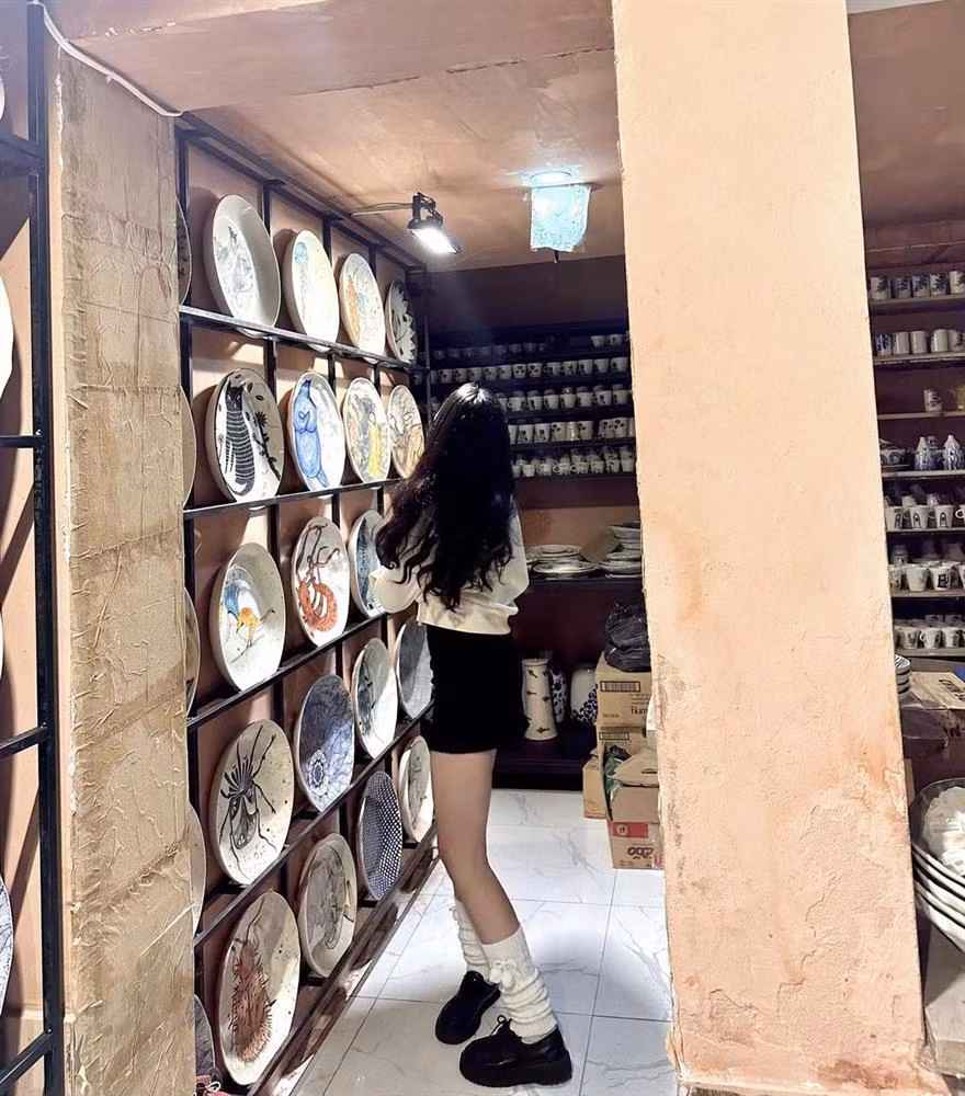 Cô bé sinh năm 2008 cũng có đôi chân dài thẳng tắp và chiều cao gần 1m7. Chỉ vài năm nữa chắc chắn, Hạt Dẻ cũng hứa hẹn trở thành một đại mỹ nhân không thua gì chị Lọ Lem.