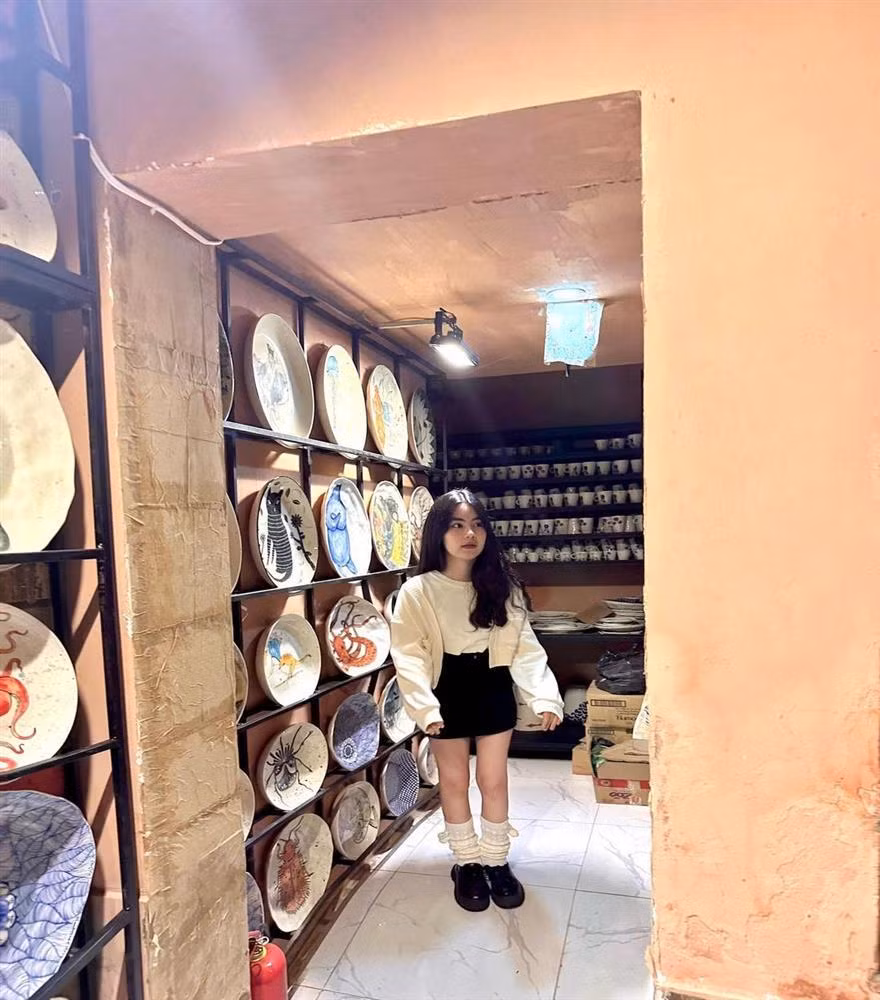 Khi thì cô bé quay lưng đi, khi lại cố tình kéo ngắn bản thân thành lùn một mẩu vô cùng hài hước.