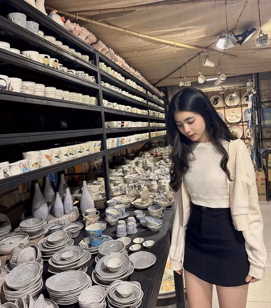 Tuy nhiên cô con gái út cũng có nhan sắc và vóc dáng không hề thua kém chị. Hạt Dẻ được xem là phiên bản copy - paste của mẹ Dạ Thảo từ vẻ ngoài cho đến phong thái, khí chất tự tin nhưng vẫn thân thiện, gần gũi.