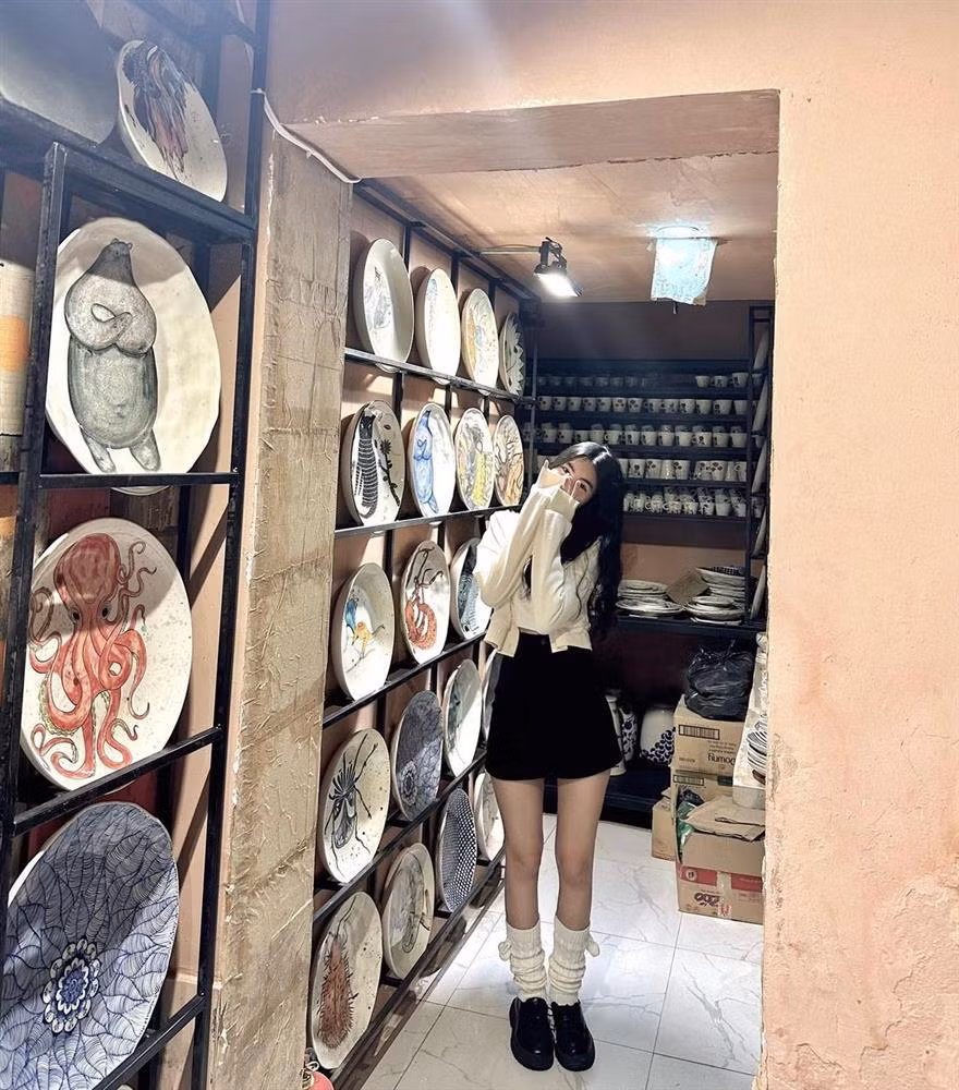 Ngoại trừ khi chụp ảnh cùng gia đình, Hạt Dẻ rất hay bày trò nhí nhố.