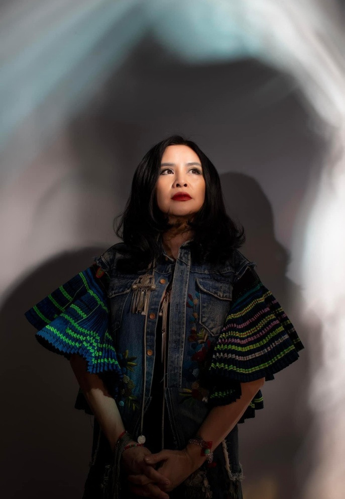 Diva Thanh Lam chụp ảnh nghệ thuật, khoe vẻ đẹp mặn mà, tinh thần lạc quan nhờ tình yêu.