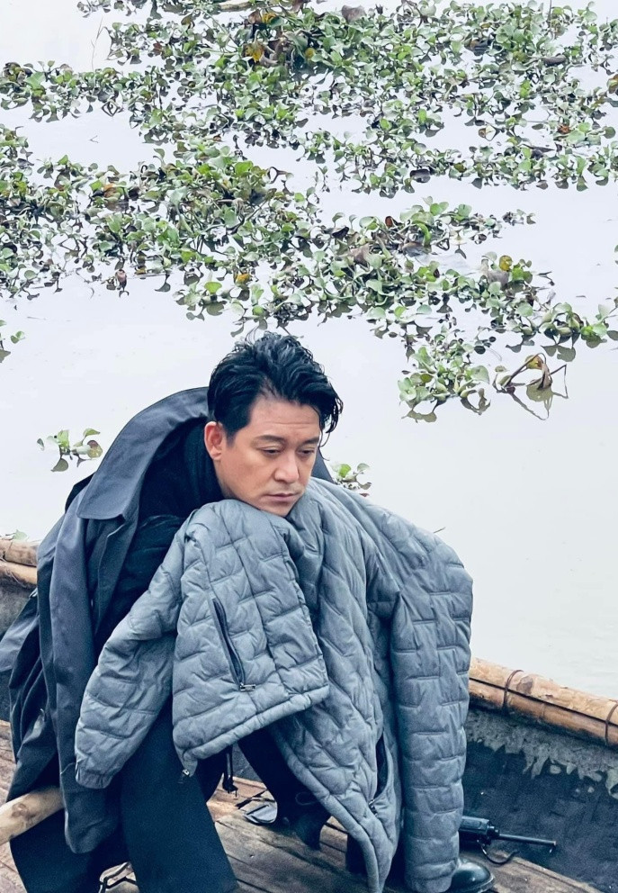 Tuấn Hưng biểu cảm mệt mỏi khi phải dậy sớm thức khuya quay phim.