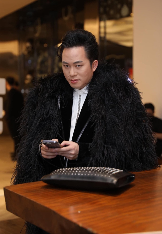 Tùng Dương đăng ảnh mới cùng chia sẻ hài hước: "Đẹp trai quá à mà nhìn".