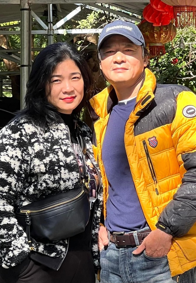 Sao Việt 30/12: Võ Hoài Nam mừng tuổi mới bên bà xã. "Sống vui khỏe, cuộc đời không đếm tuổi. Hạnh phúc tràn, mặc kệ quỹ thời gian. Yêu hết mình, buông bỏ những lo toan", anh nhắn nhủ bản thân.