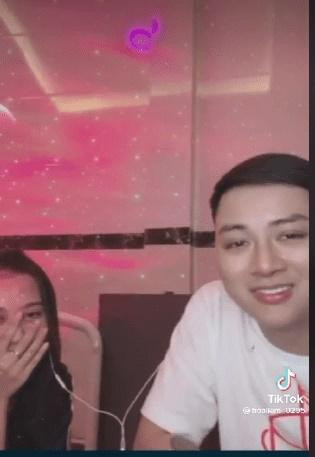 Hoai Lam va ban gai kem tuoi 