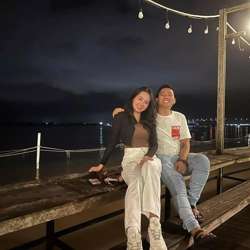 Hoai Lam va ban gai kem tuoi 