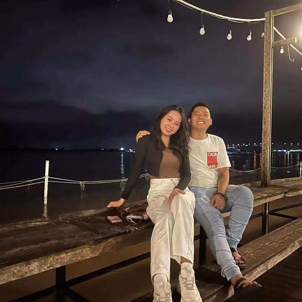 Hoai Lam va ban gai kem tuoi 