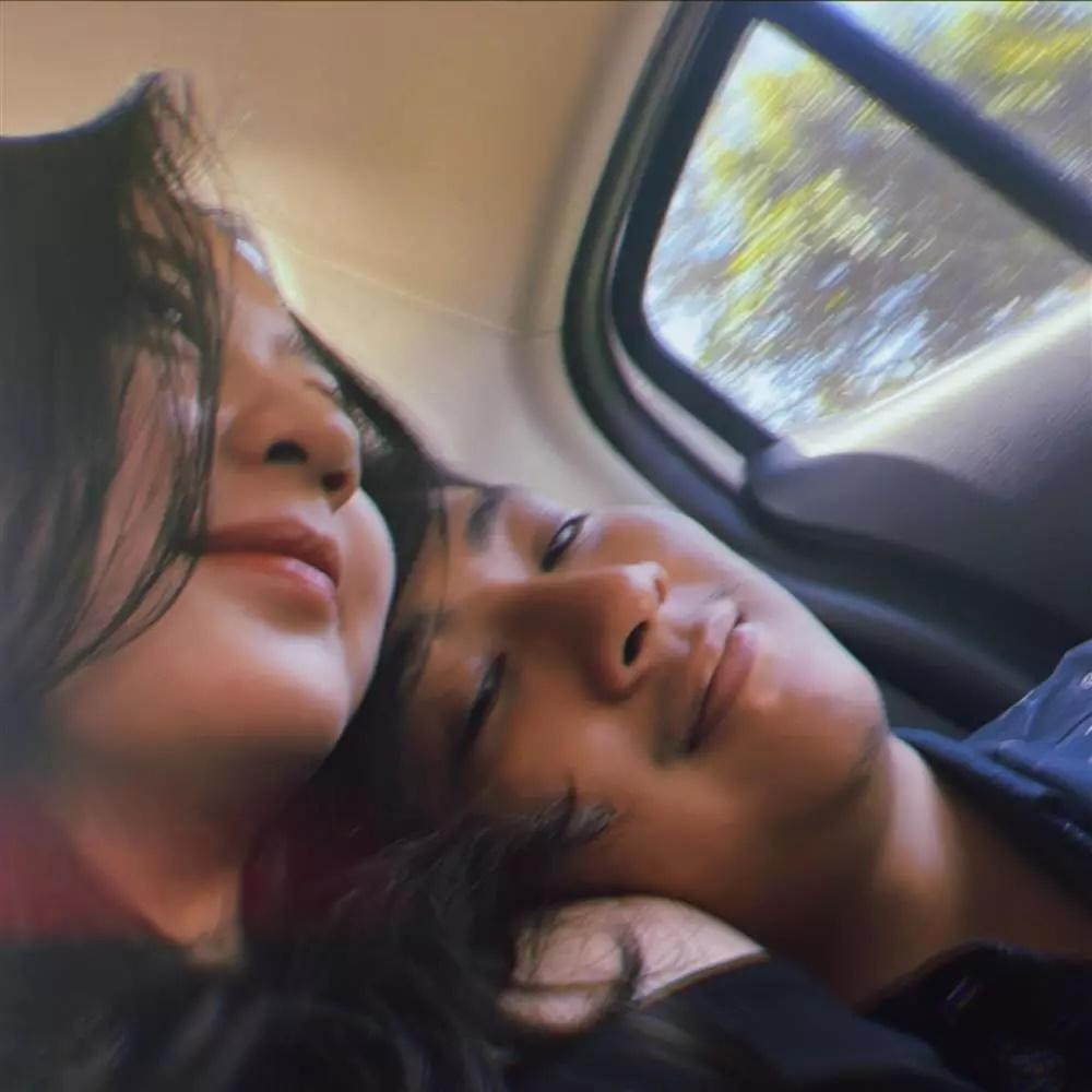 Hoai Lam va ban gai kem tuoi 