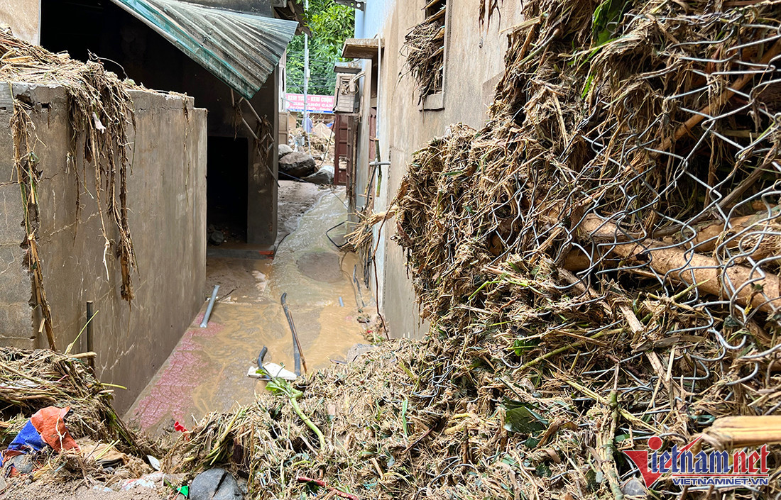 Sáng nay, gần 400 cán bộ, chiến sĩ công an, bộ đội, dân quân tự vệ cùng hàng trăm người dân chung tay cùng bà con khắc phục hậu quả. Và, chưa bao giờ, người dân ở miền núi huyện Kỳ Sơn đang phải gồng mình chịu đựng những hậu quả khôn lường. (Ảnh: Nước lũ càn quét qua, mọi thứ trở nên xơ xác) 