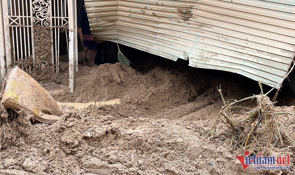 Cổng nhà bị phá tan hoang sau cơn lũ quét. 