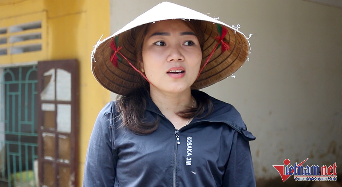 Chị Lan kể lại câu chuyện chạy lũ trong đêm - Ảnh: Trần Tuyên