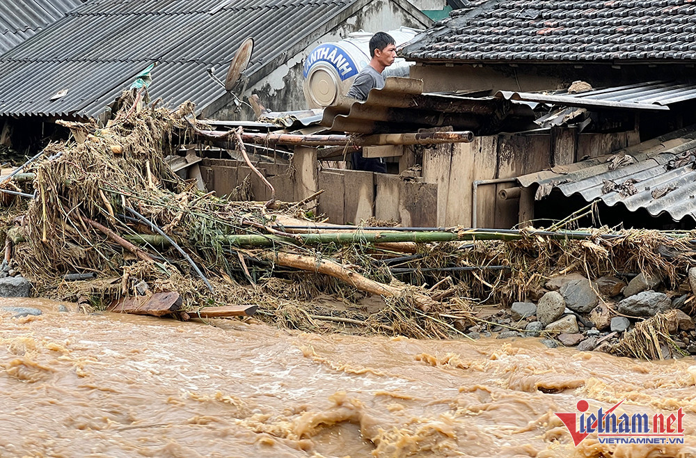 Xơ xác, tiêu điều là hình ảnh bên dòng khe Huồi Giảng trưa nay. 