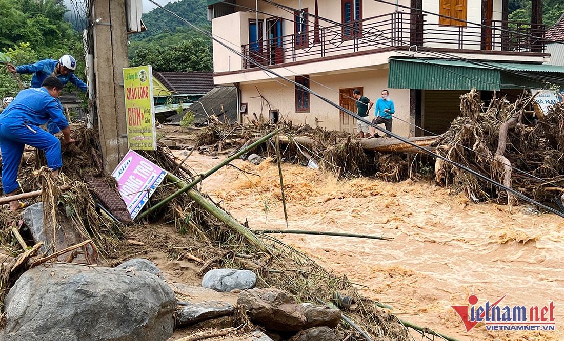 “Hơn 10 chiếc xe máy của gia đình và khách hàng đều bị chôn vùi trong bùn. Nhiều chiếc hư hỏng hoàn toàn, một số máy móc cũng bị cuốn trôi. Biết lấy gì mà đền xe cho khách đây”, anh Nguyễn Viết Hải (trú khối 1, thị trấn Mường Xén) than thở. (Sáng 3/10, dòng nước vẫn đang cuồn cuộn ở khe Huồi Giảng, xã Tà Cạ) 