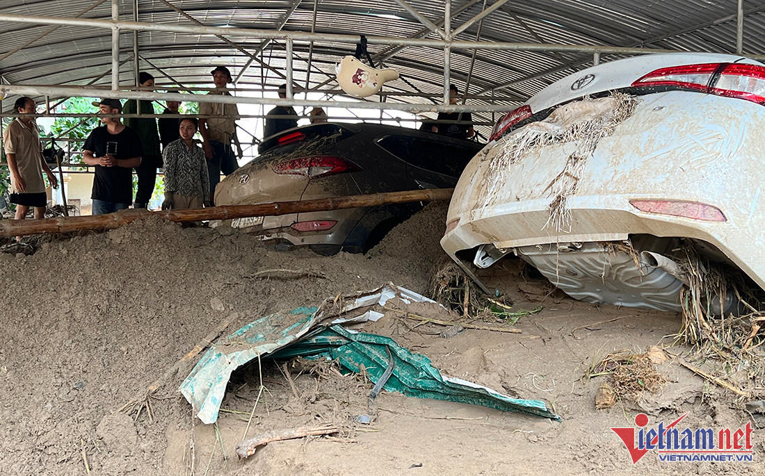 Đến 12h trưa nay 3/10, cả hai chiếc ô tô vẫn đang chìm trong bùn lầy ở Trung tâm Chính trị huyện Kỳ Sơn. 