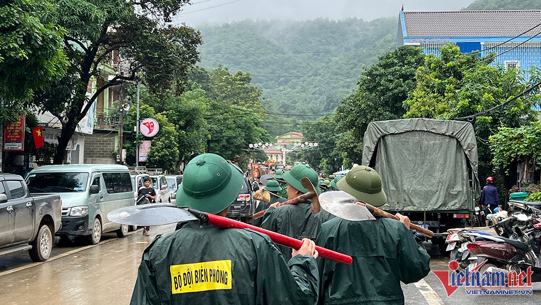 Giao thông tê liệt, mất điện,nước. Cuộc sống vốn khó khăn nay chồng chất khó khăn. Những người dân có nhà bị cuốn trôi, bị ngập không thể ở được đã được sắp xếp ở ghép với những gia đình ở các nơi cao ráo và sơ tán đến nơi an toàn. (Lực lượng Bộ đội Biên phòng Nghệ An lên đường khắc phục hậu quả lũ lụt cho người dân ở huyện Kỳ Sơn) 