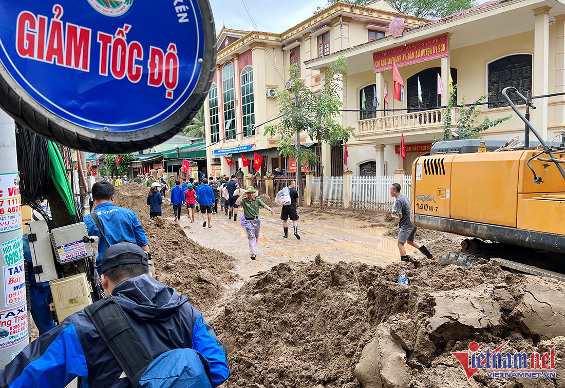 Núi đất, đá án ngữ đường đi vào các bản ở xã Tà Cạ, huyện Kỳ Sơn sáng 3/10. 