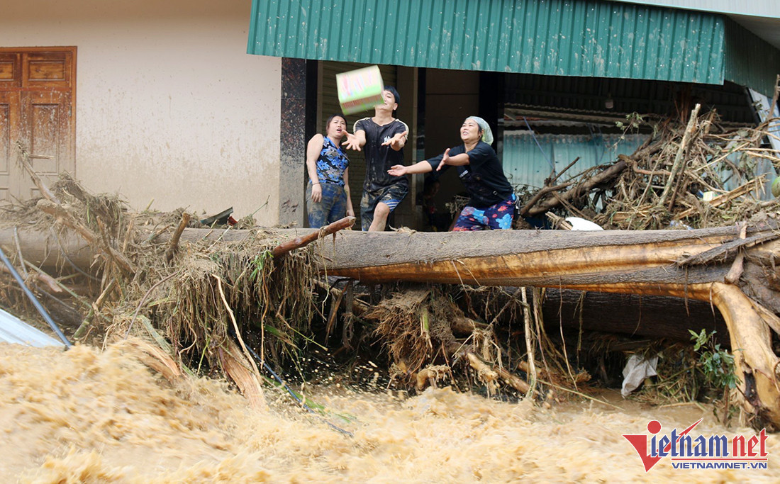 Người dân nhận hàng cứu trợ từ nhiều tổ chức, cá nhân ở bên bờ Huồi Giảng, xã Tà Cạ.