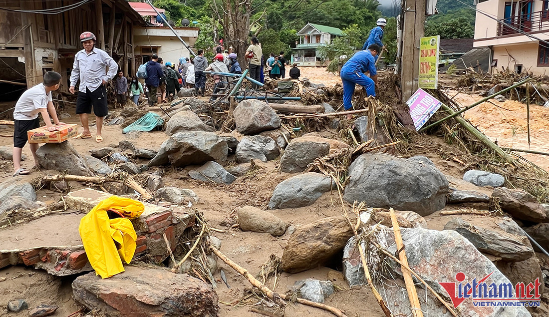 Khu trọ tập thể của cán bộ viên chức huyện, lũ quét đi qua đã cuốn đi toàn bộ tài sản của 14 hộ gia đình ở tầng 1. (Những khối đá rất lớn lăn từ trên cao xuống khu vực nhà dân và các trụ sở quan hành chính huyện Kỳ Sơn) 