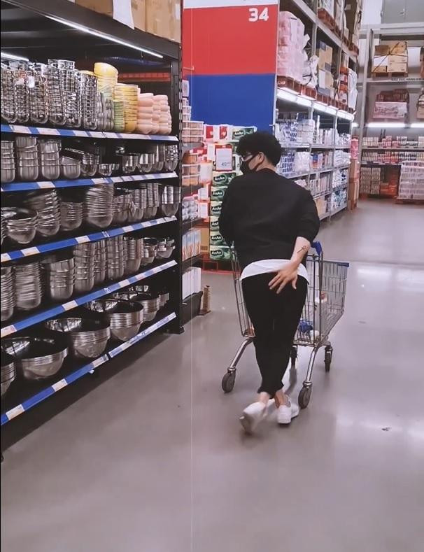 ##ss###style="text-decoration: underline;"> Huy Trần gây cười khi vừa đẩy xe trong siêu thị, vừa... ôm vòng 3.