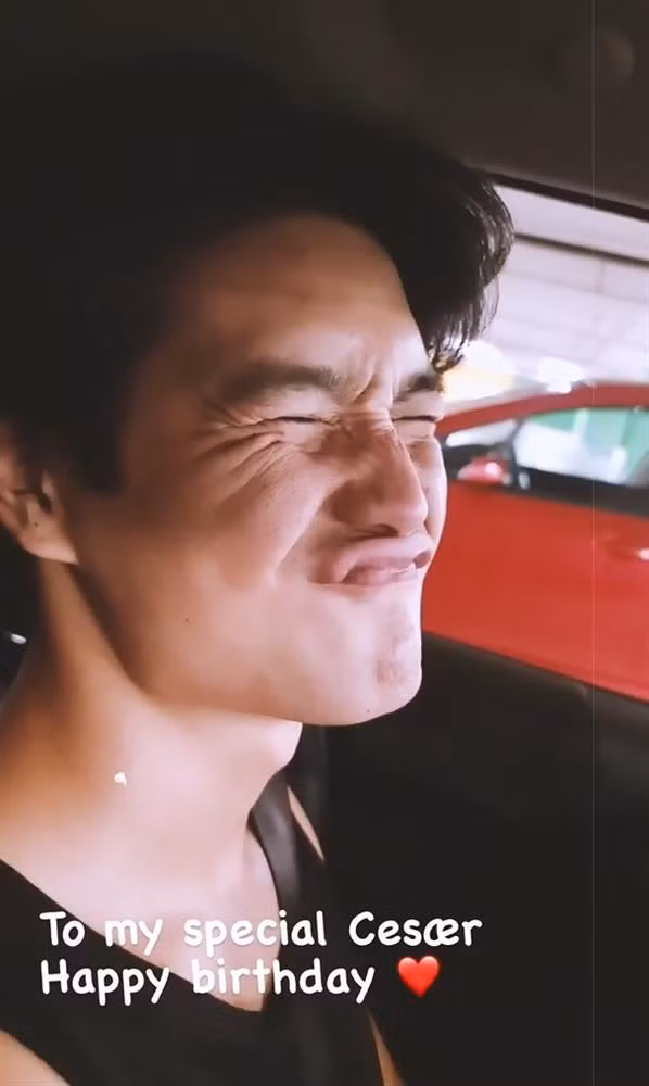 Nam doanh nhân chu môi, mắt nhắm tịt.