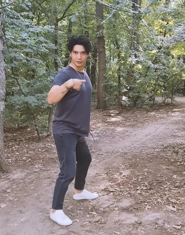 ha tạo dáng gây cười của Huy Trần - chồng Ngô Thanh Vân.