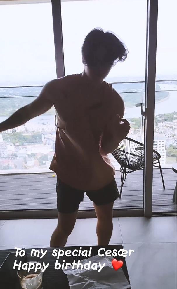 Ngoài clip "lầy lội", Ngô Thanh Vân cũng chia sẻ thêm đoạn clip "nghiêm túc", ghi lại hành trình hạnh phúc bên chồng trẻ. "Một hành trình một năm nhìn lại. Có bao nhiêu cảm xúc cho ngày hai đứa mình thành vợ chồng. Nay sinh nhật Chef Huy Trần, mình muốn gửi lại cái video mà hai đứa đã làm cách đây một năm. Cùng nhìn lại biết bao nhiêu kỷ niệm. Quan điểm của mình là chỉ cần đúng người, chúng ta như sống lại từ đầu những ngày hạnh phúc của tuổi trẻ. Cảm ơn Chef, người bạn đồng hành của tôi. Mong những ngày sau này, chúng ta sẽ cùng nhau viết lên nhiều nhiều nữa những trang nhật ký nhé", nữ diễn viên gửi gắm.