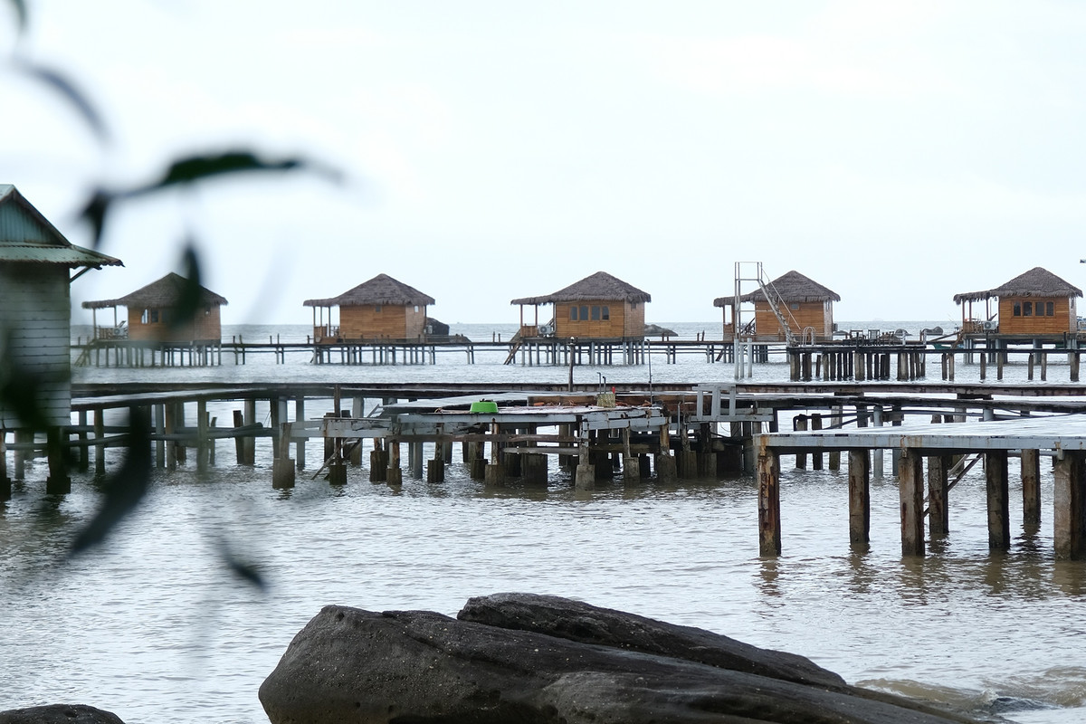 Cách đây ít ngày, một chủ sở hữu đã tự nguyện tháo dỡ 1 căn bungalow tại đây, hiện chỉ còn phần nền móng. Người này cho biết trong thời gian tới sẽ tính toán việc tháo dỡ dần các công trình sai phạm, khôi phục lại hiện trạng bờ biển trước kia.