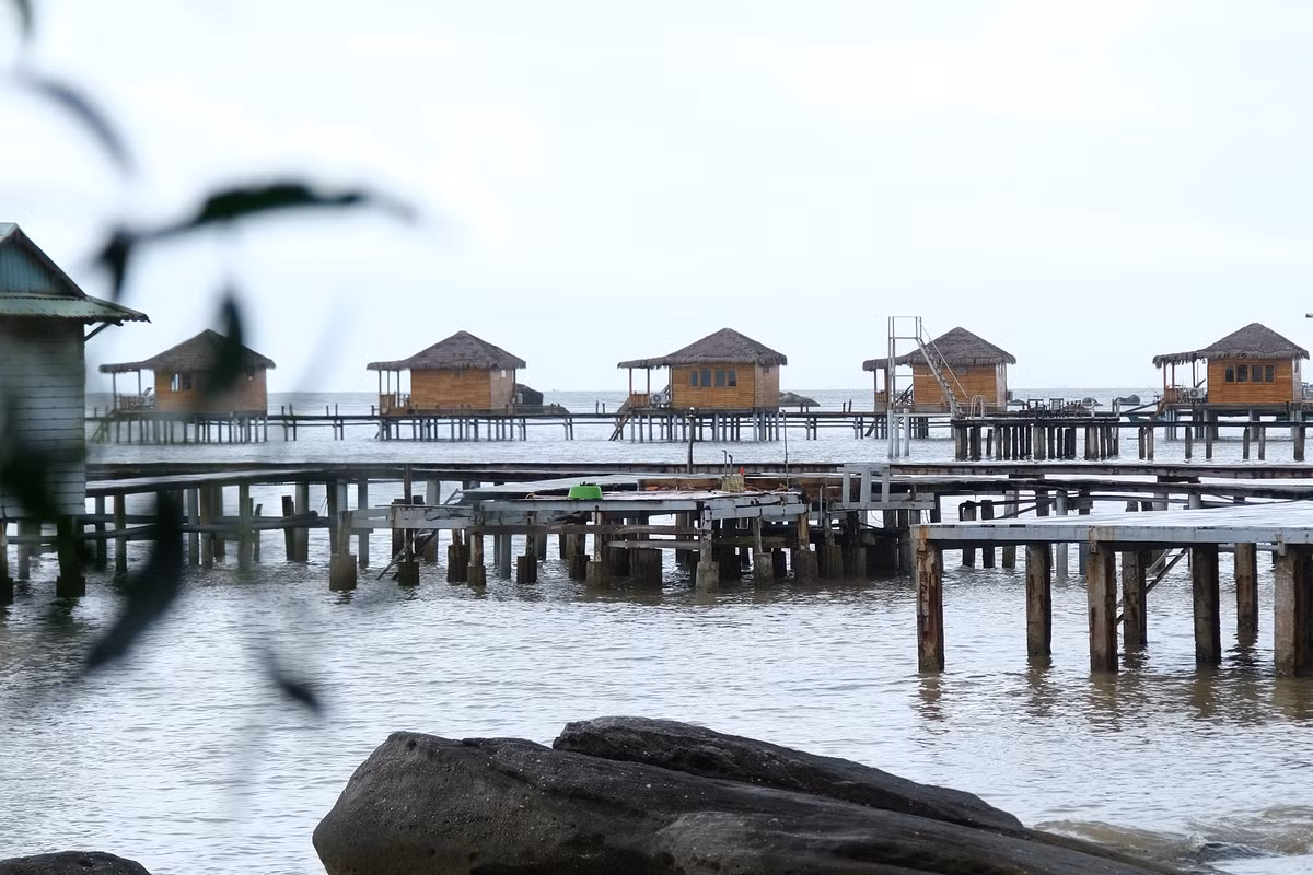 Cách đây ít ngày, một chủ sở hữu đã tự nguyện tháo dỡ 1 căn bungalow tại đây, hiện chỉ còn phần nền móng. Người này cho biết trong thời gian tới sẽ tính toán việc tháo dỡ dần các công trình sai phạm, khôi phục lại hiện trạng bờ biển trước kia.