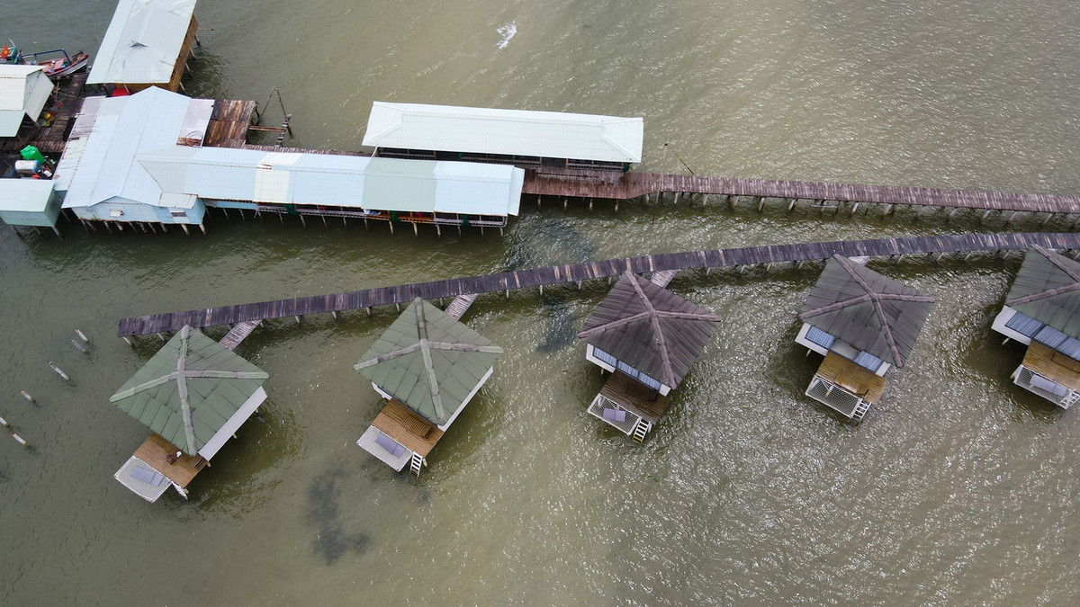 Quyết định buộc tháo dỡ các công trình xây dựng trái phép này có hiệu lực từ ngày 15/9, dựa trên kết quả kiểm tra thực tế ngày 16/8 trước đó của ngành chức năng tỉnh Kiên Giang và lãnh đạo TP Phú Quốc. Trước mắt, ngành chức năng yêu cầu các chủ sở hữu tự tháo dỡ công trình vi phạm.