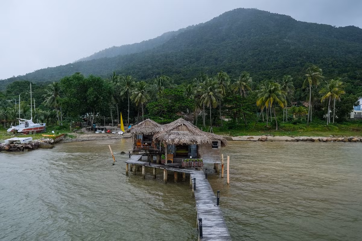 Một số bungalow xây dựng khá đơn giản với mái lợp lá. Cầu dẫn làm bằng ván gỗ, trụ bê tông.