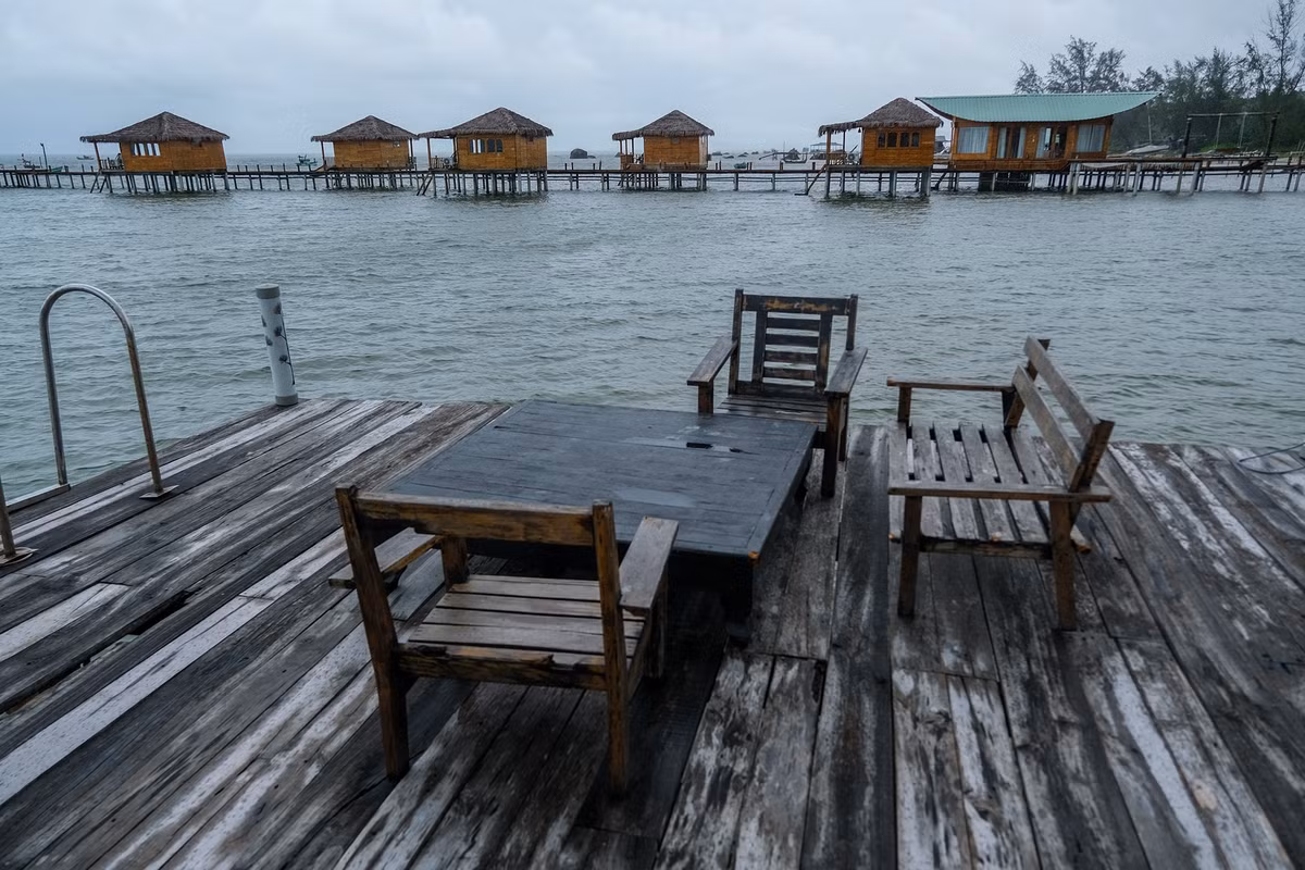 Một điểm tham quan, nghỉ ngơi ngoài trời xây dựng trái phép trên biển.