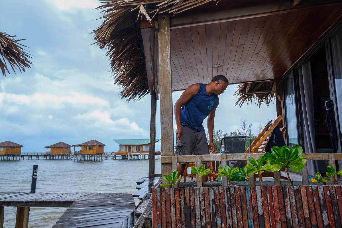 Qua tìm hiểu, hoạt động kinh doanh tại đây vẫn diễn ra bình thường cho dù đã có quyết định buộc tháo dỡ. Giá thuê mỗi bungalow dao động khoảng 1 triệu đồng/đêm.