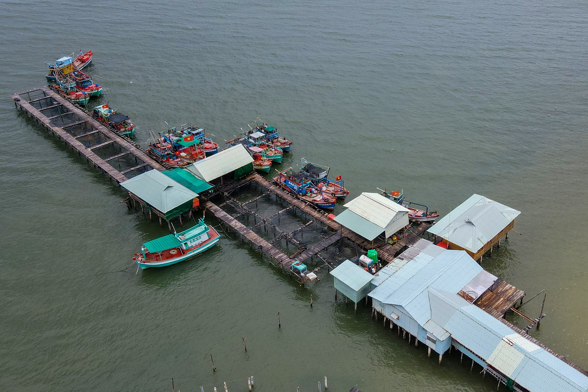 Một khu nuôi cá bè và nhà hàng xây dựng trái phép trên biển. Tại đây có khá nhiều tàu cá neo đậu.
