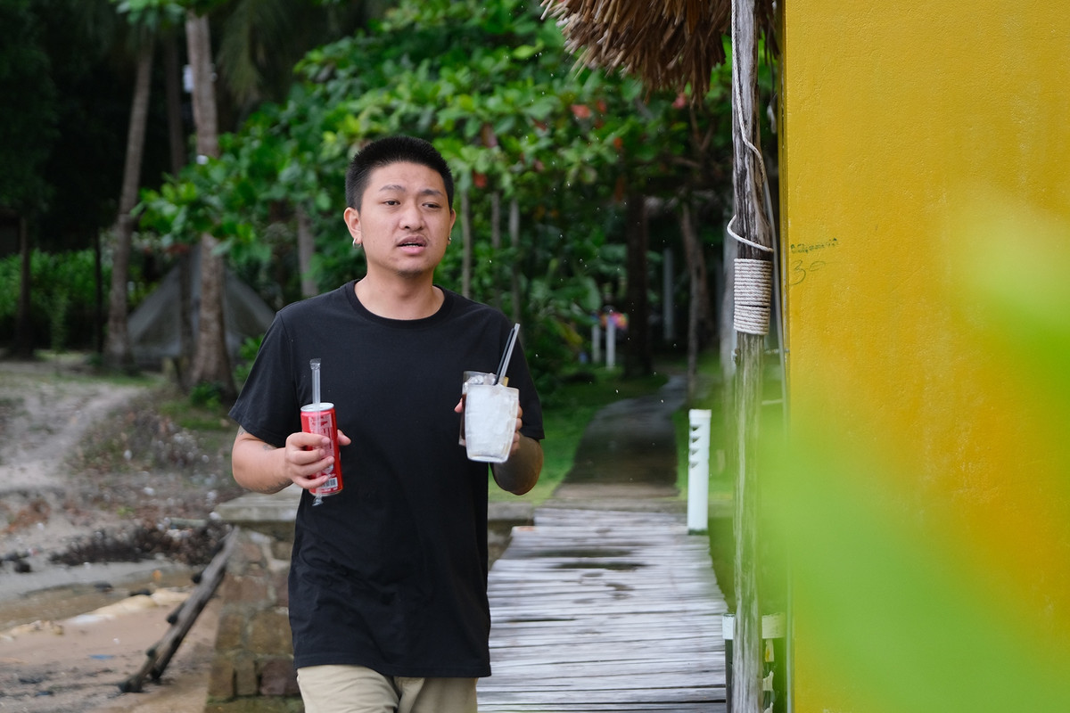 "Chúng tôi vẫn duy trì hoạt động kinh doanh. Sắp tới nếu lực lượng chức năng áp dụng cưỡng chế thì chúng tôi buộc phải tháo dỡ mọi thứ", chủ sở hữu một khu bungalow nói.