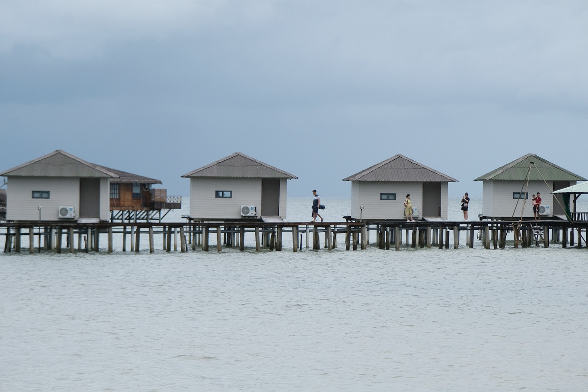 Cận cảnh các bungalow và cầu dẫn hình thành trái phép trên khu vực biển thuộc ấp Cây Sao. Nhiều bungalow được xây dựng khá kiên cố với trụ móng bê tông, mái lợp tôn.