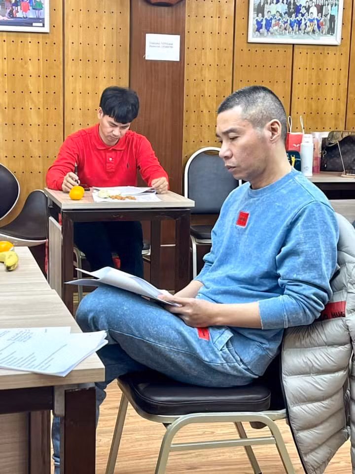 Theo nguồn tin riêng của Tiền Phong, NSND Công Lý luôn có mặt trong tất cả buổi tập Táo quân 2023. Tinh thần nam nghệ sĩ phấn chấn, sức khỏe cơ bản ổn định. “Thời gian đầu Công Lý được bà xã đưa tới phòng tập. Về sau, anh chủ động việc đi lại và thời gian tập luyện cùng ê-kíp. Mọi người lo lắng cho sức khỏe của Công Lý và đề nghị anh chỉ cần đến những buổi có thoại của mình nhưng Công Lý chưa vắng mặt buổi nào. Tinh thần làm việc và trách nhiệm của Công Lý với chương trình khiến mọi người cảm động”, nguồn tin cho hay.