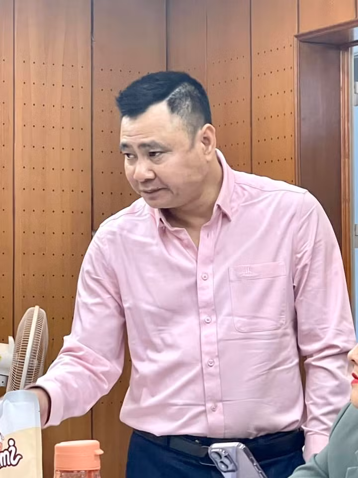 Hình ảnh nghệ sĩ Vân Dung và Tự Long ở hậu trường Táo quân 2023.