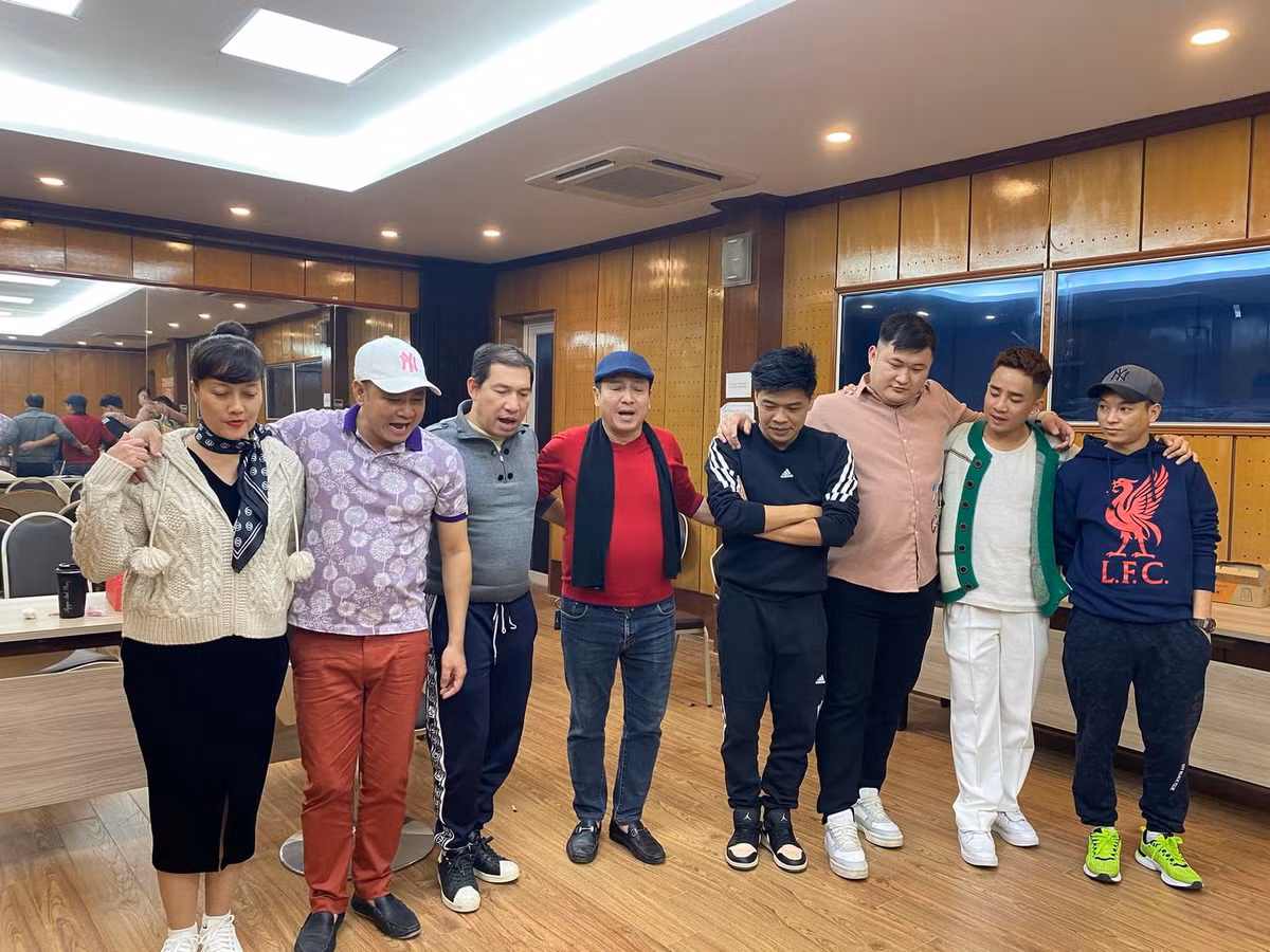 Vai diễn của NSND Công Lý không nhiều thoại và có mặt từ đầu tới cuối như mọi năm nhưng xuất hiện lần nào gây bất ngờ lần đó. Nam nghệ sĩ không gặp khó khăn trong việc học thoại. Trong những hình ảnh hậu trường, NSND Công Lý luôn tập trung đọc kịch bản để vào vai một cách trọn vẹn nhất. "Cụ Lý mới đi gặp các anh chị Táo Quân mấy hôm mà về tinh thần thay đổi tích cực. Vui tươi rất nhiều”, bà xã NSND Công Lý chia sẻ thêm.